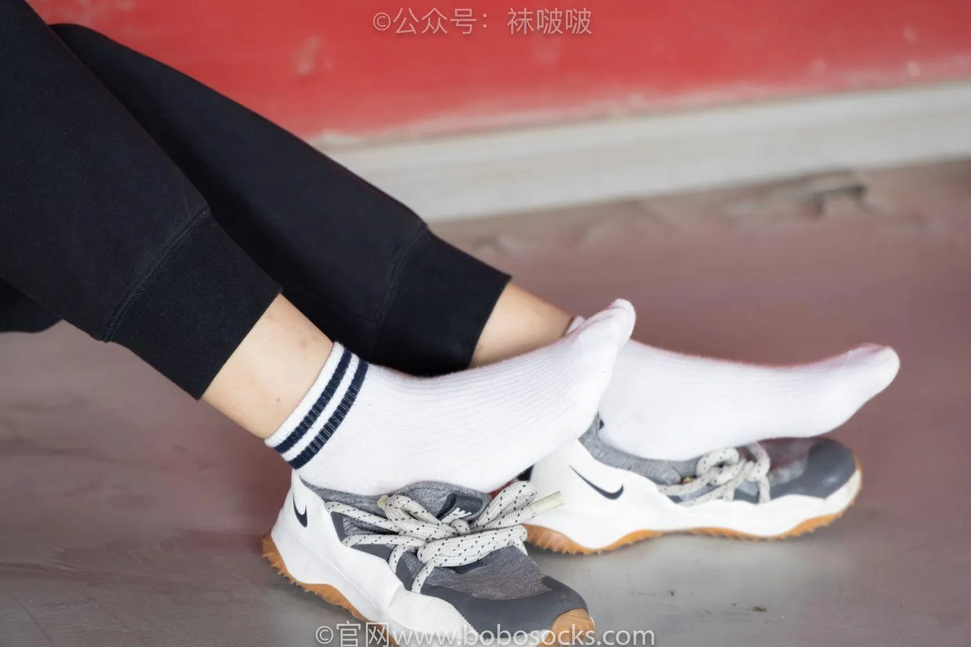 [BoBoSocks袜啵啵]NO.018 木木-运动鞋、白棉袜、裸足 [136P]插图4